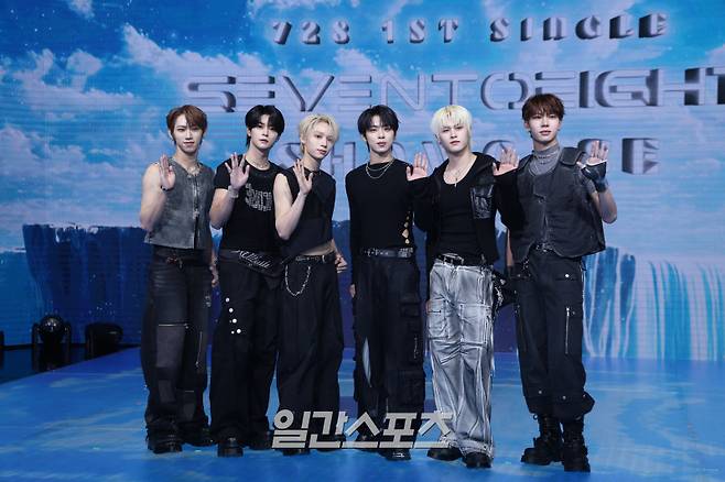 그룹 세븐투에잇(SEVENTOEIGHT)이 28일 오후 서울 마포구 쇼킹케이팝센터에서 열린 첫 번째 싱글 앨범 'SEVENTOEIGHT(세븐투에잇)' 발매 기념 쇼케이스에 참석해 포토타임을 갖고 있다. 첫 번째 타이틀곡 'PDSR'은 밝고 시원한 기타 사운드 위에 여름향 물씬 풍기는 소년들의 순수한 마음을 달콤한 보컬로 담아냈다. 서병수 기자 qudtn@edaily.co.kr /2025.07.28/