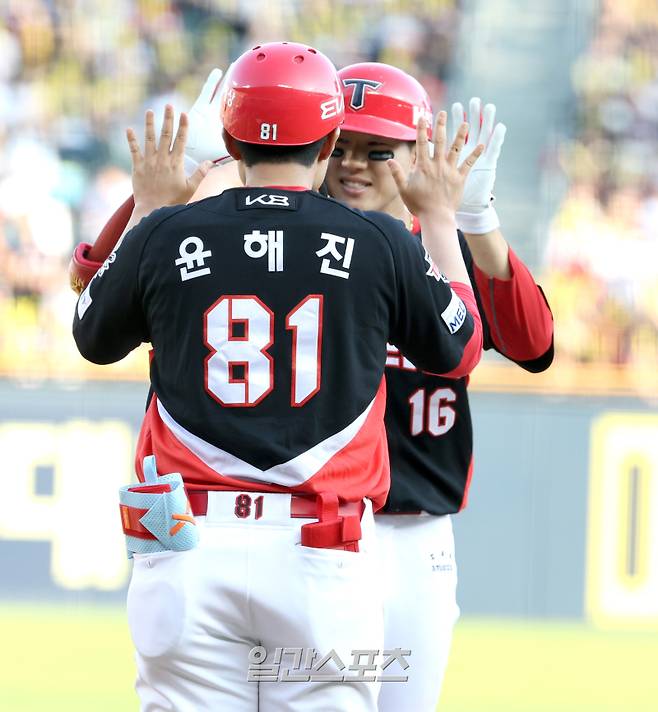 3일 오후 잠실야구장에서 열린 2025 프로야구 KIA와 두산 경기. KIA 최원준이 4회 1타점 적시타를 날리고 기뻐하고 있다. 잠실=정시종 기자 capa@edaily.co.kr /2025.06.03.