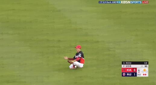 6월 3일 잠실 두산전 5회 포구 실책을 저지르는 우익수 최원준. 실점과 연결된 치명적인 플레이였다. KBS N 스포츠, 티빙 캡처
