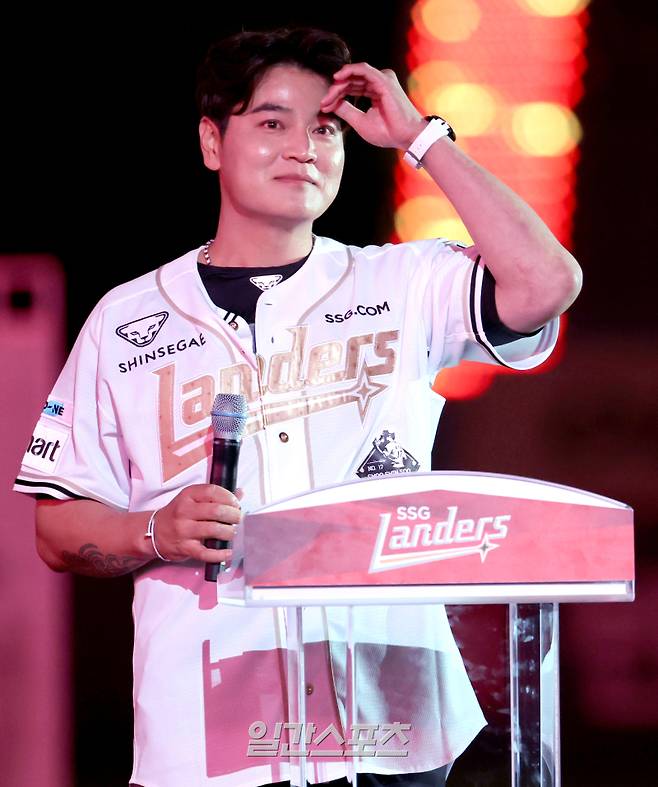 14일 오후 인천 SSG 랜더스필드에서 열린 2025 프로야구 롯데 와 SSG경기 종료후 . SSG 추신수 구단주 보좌 및 육성총괄이 은퇴식을 했다. 인천=정시종 기자 capa@edaily.co.kr /2025.06.14.