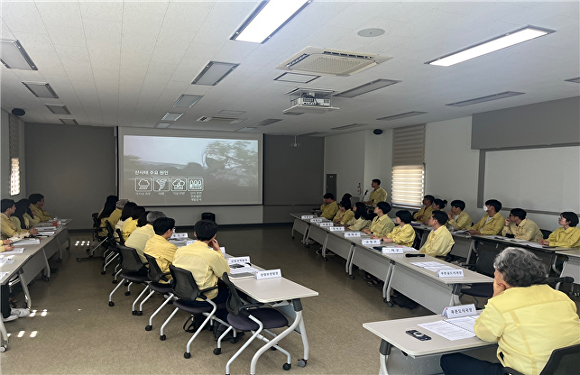부산광역시 관계자들이 ‘산사태 재난대비 주민대피 도상훈련’에 참여하고 있다. [사진=부산광역시]