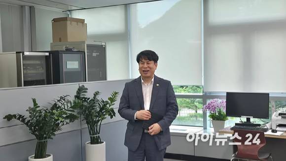 박인규 과학기술혁신본부장이 28일 세종청사 과기정통부 기자실에 들러 기자들과 대화하고 있다. [사진=정종오 기자]