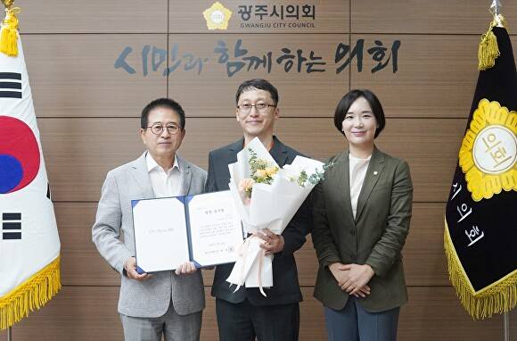 광주시의회는 지난 24일 7월 칭찬공무원으로 유상열 로컬유통팀장을 선정했다. 사진 왼쪽부터 허경행 의장, 유상열 팀장, 최서윤 의원. [사진=광주시의회]