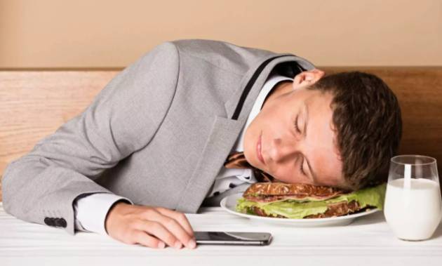 식사 후 바로 눕는 것이 뇌 건강에 오히려 도움이 될 수 있다는 전문의의 설명이 공개됐다. 사진은 본 기사 내용과 무관. [사진=maalaimalar]