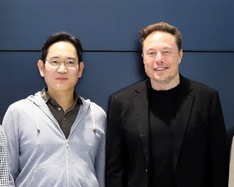 이재용 삼성전자 회장과 일론 머스크 테슬라 CEO(오른쪽)가 지난 2023년 5월10일 미국 실리콘밸리에 자리한 삼성전자 북미법인에서 만나 기념사진을 찍고 있다. [사진=삼성]