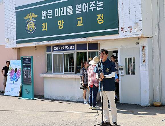 지난 25일 전남 장흥군에서 진행된 '빠삐용zip' 개관행사에서 군 관계자가 행사를 진행하고 있다.  [사진=장흥군]