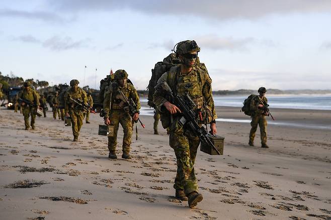 한·호주 상륙군이 상륙 이후 목표확보를 위해 부대이동을 하고 있다. 사진 해병대사령부
