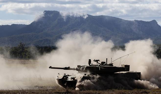 해병대 K-1 전차가 호주 훈련장 일대에서 기동훈련을 실시하고 있다. 사진 해병대사령부