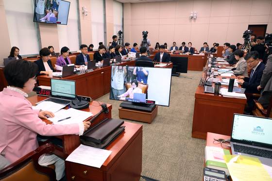 지난 14일 열린 여성가족위원회의 강선우 전 여성가족부 장관 후보자 인사청문회에서 이인선 위원장이 청문회를 개의하고 있다. 뉴시스