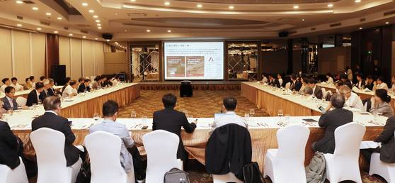 한반도평화만들기 재단(이사장 홍석현 중앙홀딩스 회장)이 주최한 평화 오디세이 참가자들이 3박 4일 대장정을 아우르는 집중토론회를 항저우에서 열었다. '중국 AI 혁명의 현장을 가다'를 주제로 상하이·항저우에 포진한 첨단 AI 기업들을 돌아본 외교·학계·기업 등 각계 전문가들은 국가 차원의 강력한 지원책이 필요하다고 입을 모았다. 특히 미국·중국·일본처럼 한국도 정부 차원에서 공공조달을 활성화해야 스타트업이 기술 사업화와 제품 판매에 성공할 수 있다는 의견이 쏟아졌다. 장진영 기자