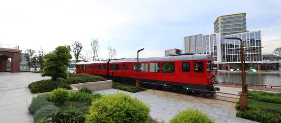 화웨이 롄추후 R&D센터는 쾌적한 근무 환경을 위해 우아한 경관과 카페 등 편의시설 확충에도 중점을 두고 설계됐다. 연구원들은 호수를 중심으로 8개 역을 순환하는 트램을 이용해 단지 내를 이동한다. 장진영 기자