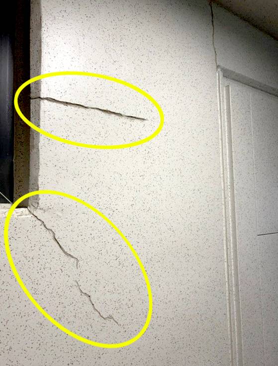 서울 강동구 둔촌동 올림픽파크포레온(올파포) 3단지 34층 복도 벽면에 생긴 균열(크랙). 사진 온라인커뮤니티