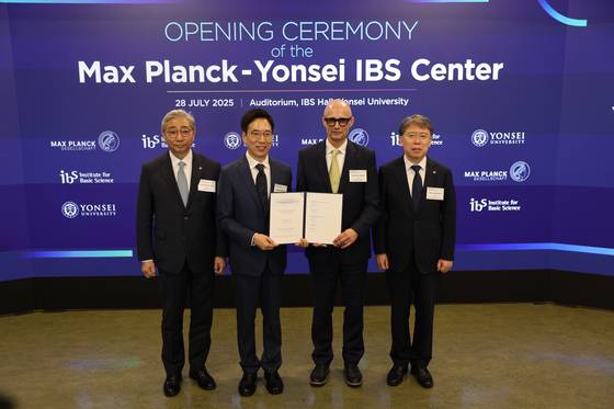 28일 연세대 IBS관에서 열린 ‘막스플랑크-연세 IBS 센터 개소식’에서 센터 설립에 관해 참여기관 간 체결한 협약서를 들고 기념사진을 촬영하고 있다. 왼쪽부터 윤동섭 연세대 총장, 천진우 IBS 나노의학연구단장, 요아킴 스파츠 MPI 의학연구소장, 노도영 IBS 원장. 사진 과학기술정보통신부