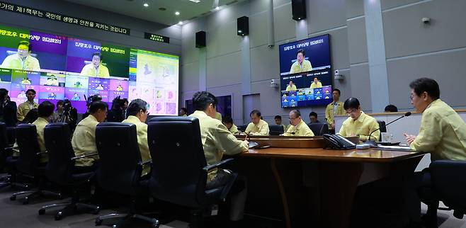 이재명 대통령이 18일 서울 종로구 정부서울청사 중앙재난안전상황실 서울상황센터에서 열린 집중호우 대처상황 점검회의에서 발언하고 있다. 이진숙 방통위원장은 바로 이날 휴가를 신청한 것으로 알려졌다. /대통령실통신사진기자단