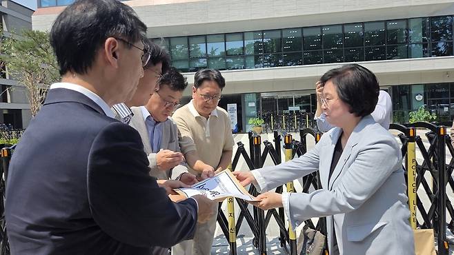 한국기자협회 등 8개 언론현업단체들은 25일 국정기획위 사무실이 있는 서울 종로구 정부서울청사 창성 별관 앞에서 기자회견을 열고 김현 국정기획위 사회2분과 방송·통신 소위원장에 진정서를 전달했다. /강아영 기자