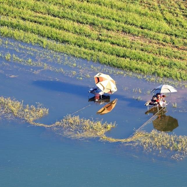 ▲ 지난 27일 폭염 속에 인제군 인제대교 아래에 위치한 소양호 변에서 낚시꾼들이 붕어낚시 삼매경에 빠져 있다. 이동명 기자