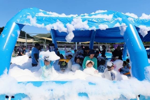 ▲ 인제 여름축제인 ‘여름愛 인제愛 빠지다’가 남면 부평리 빙어호 일원에서 지난 26일 개막해 오는 8월 10일까지 이어지고 있다. 지난 27일 축제장에서 어린이들이 물놀이와 버블파티를 즐기며 시원한 시간을 보내고 있다. 인제군 제공