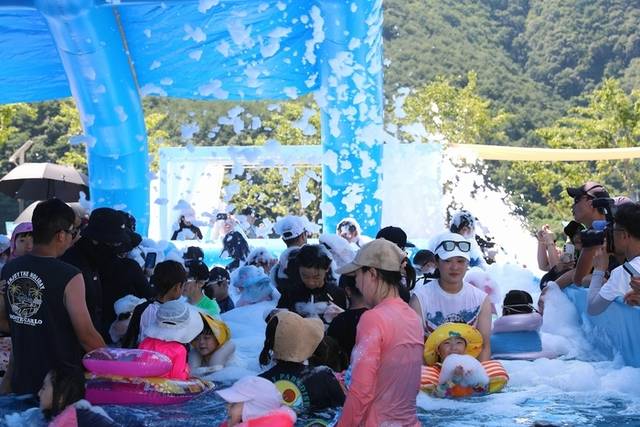 ▲ 인제 여름축제인 ‘여름愛 인제愛 빠지다’가 남면 부평리 빙어호 일원에서 지난 26일 개막해 오는 8월 10일까지 이어지고 있다. 지난 27일 축제장에서 어린이들이 물놀이와 버블파티를 즐기며 시원한 시간을 보내고 있다. 인제군 제공