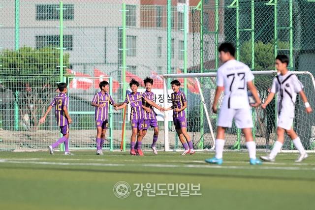 ▲ 28일 평창 대관령고원전지훈련장에서 경기 FC모현U15와 서울 용마중의 2025 금강대기 중등 U14 유스컵 16강 경기가 열렸다. 한규빈 기자