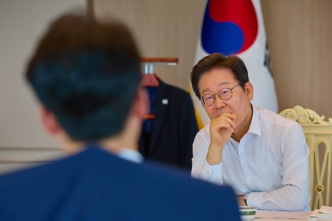 이재명 대통령이 28일 서울 용산 대통령실 청사에서 열린 오찬 주례보고회동에서 김민석 국무총리와 대화하고 있다. [대통령실 제공] 사진=뉴스1