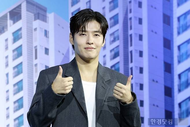 배우 강하늘이 14일 오전 서울 장충동 앰배서더 서울 풀만에서 열린 넷플릭스 영화 '84제곱미터'(감독 김태준, 제작 영화사 미지) 제작보고회에 참석해 포토타임을 갖고 있다.사진=변성현 한경닷컴 기자