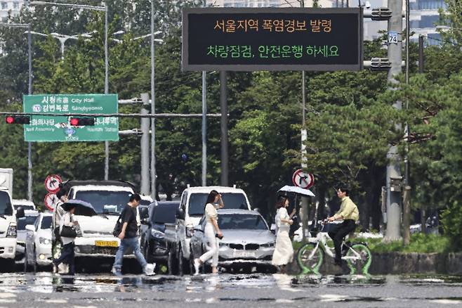 서울 여의도 환승센터 횡단보도 위로 지열에 의한 아지랑이가 피어오르고 있다./2025.7.25 사진=한경 임형택 기자
