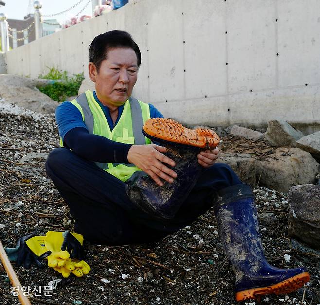 더불어민주당 대표 선거에 출마한 정청래 의원이 지난 26일 전남 목포시 해안로에서 수해 복구 작업을 펼치다 휴식하며 장화를 벗고 있다. 목포｜허진무 기자