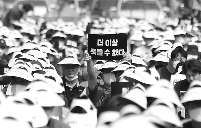 서울교통공사노조 조합원들이 2022년 9월 29일 서울시청 인근에서 ‘신당역 사망 역무원 추모제’를 열고 안전대책 수립 등을 요구하고 있다. 강윤중 기자