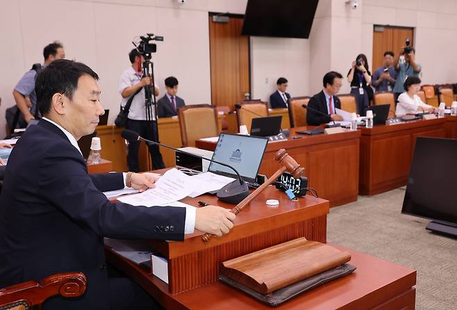 28일 국회에서 열린 법제사법위원회 법안심사제1소위원회에서 김용민 소위원장이 의사봉을 두드리고 있다. 연합뉴스
