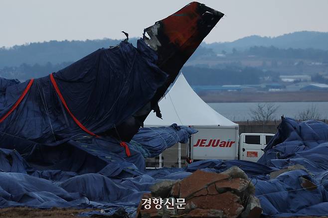 제주항공 여객기 참사 발생 11일째인 지난 1월8일 전남 무안군 무안국제공항 사고 현장에 제주항공 차량이 지나가고 있다. 정효진 기자