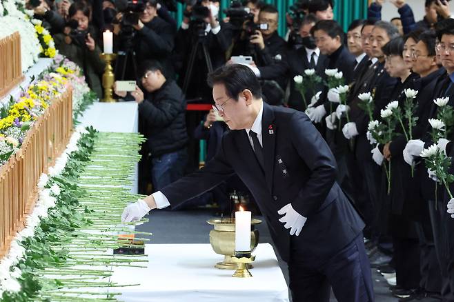 지난해 12월30일 전남 무안군 무안종합스포츠파크에 마련된 제주항공 여객기 사고 합동분향소에서 이재명 당시 대표가 헌화하고 있다. 연합뉴스