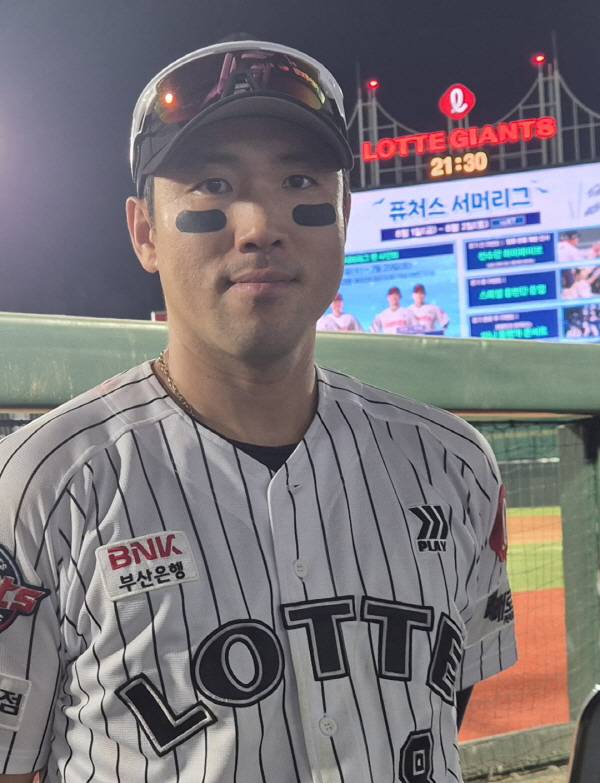 지난 27일 부산 사직구장에서 KIA와 3연전 경기를 마친 뒤 롯데 전준우가 인터뷰하고 있다.