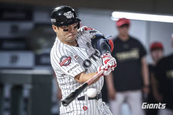 지난 27일 부산 사직구장에서 열린 KIA와 3연전 마지막 경기에서 롯데 전준우가 안타를 치고 있다. 롯데 자이언츠 제공