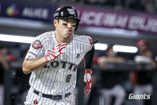지난 27일 부산 사직구장에서 열린 KIA와 3연전 마지막 경기에서 롯데 전준우가 안타를 친 뒤 달려나가고 있다. 롯데 자이언츠 제공