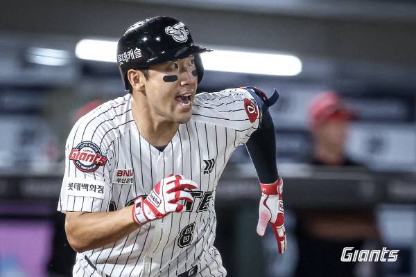 지난 27일 부산 사직구장에서 열린 KIA와 3연전 마지막 경기에서 롯데 전준우가 안타를 친 뒤 타구를 응시하고 있다. 롯데 자이언츠 제공