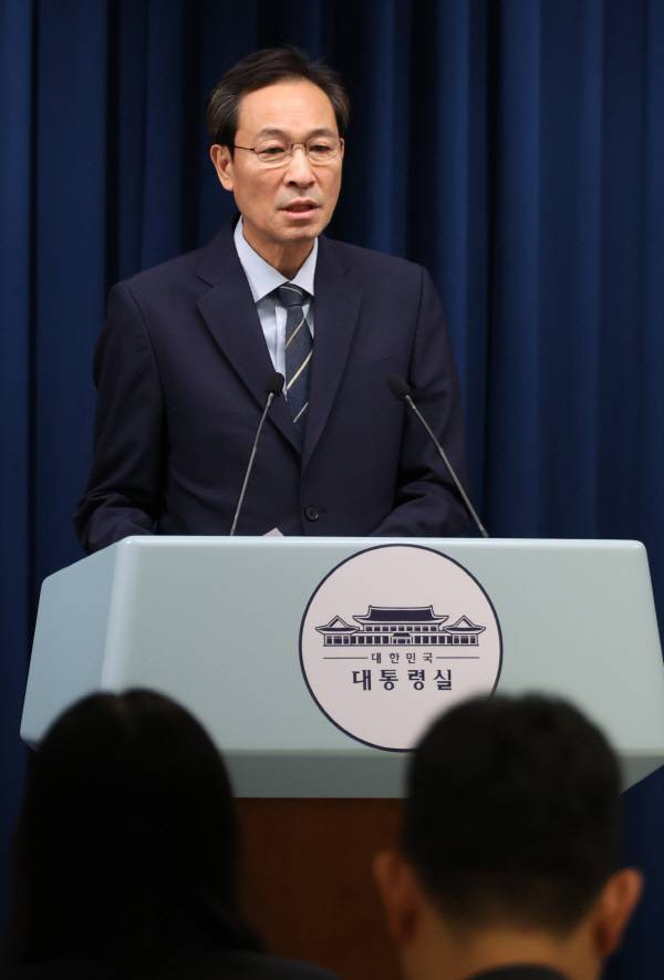 우상호 정무수석이 28일 용산 대통령실에서 ‘제21대 대통령 국민임명식’ 관련 브리핑을 하고 있다. 2025.7.28 연합뉴스