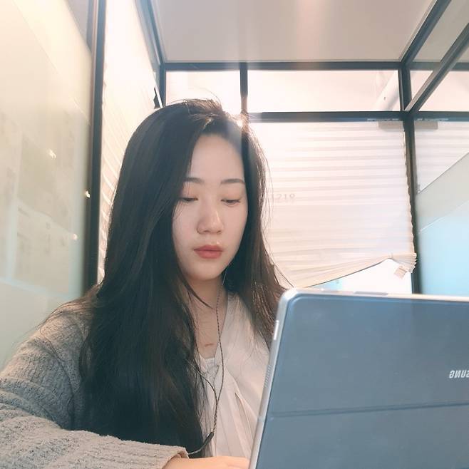 Kim Sol-nim writes blog entries for hospitals and law firms after returning home from her day job. (Kim Sol-nim)