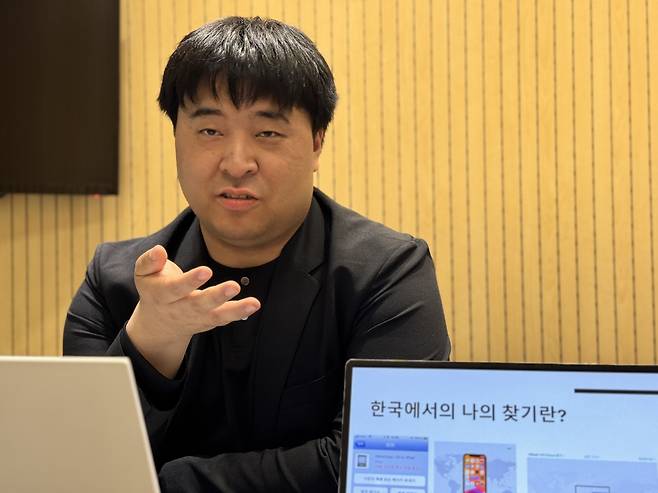 Hwang Ho-chan speaks during an interview with The Korea Herald, explaining how he discovered the unexplained limitations of Apple’s Find My feature in South Korea and launched a one-person campaign to overturn them. (Moon Joon-hyun/The Korea Herald)