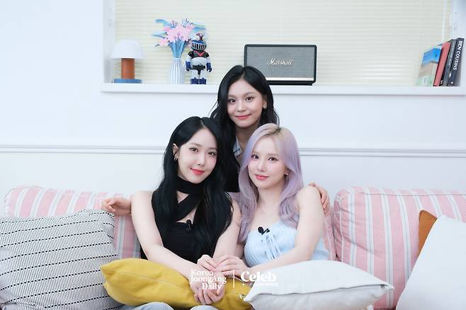 Girl group VIVIZ poses for the camera during a FanTalk 2 video interview with the Korea JoongAng Daily and Celeb Confirmed. [CHO YONG-JUN]