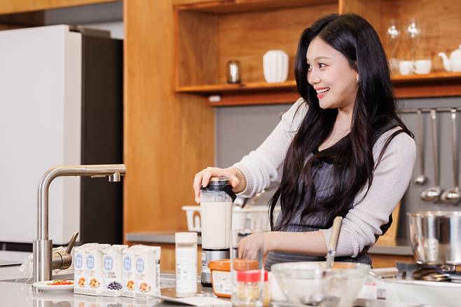 Singer Umji of girl group Viviz shares her mother's cooking recipe during an interview with the JoongAng Ilbo. [JOONGANG ILBO]