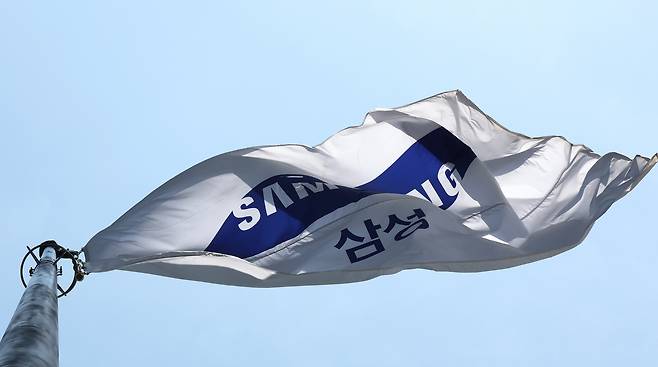 Samsung Electronics flag at the company's Seocho building in southern Seoul on April 30 [NEWS1]