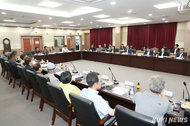 주문진읍 읍면동 순방 간담회에서 김홍규 강릉시장이 주민들과 대화를 나누고 있다. (사진=강릉시)