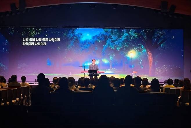 김도현씨가 최근 진행한 뉴욕 동부지역 한인교회에서 찬양을 진행하고 있다. 김도현씨 제공
