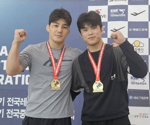 남자 일반부 그레코로만형서 우승한 김현우(왼쪽)와 이지율. 경기일보DB