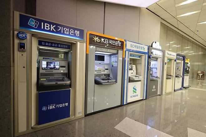 은행 ATM [이충우 기자]