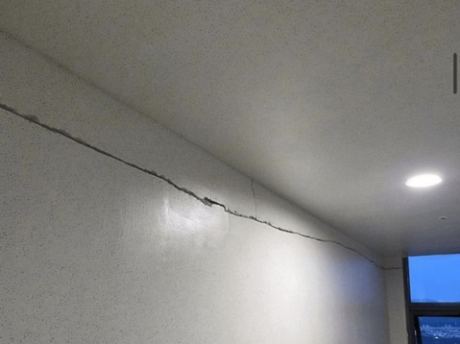 서울 강동구 둔촌동 ‘올림픽파크포레온’ 3단지에 발생한 균열 이미지. [사진 출처 = 온라인 커뮤니티]
