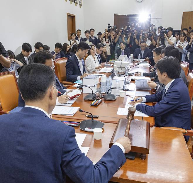 국회 환경노동위원회 법안소위 위원장인 더불어민주당 김주영 의원(앞)이 28일 국회 환노위 소회의실에서 열린 고용노동밥안소위에서 노조법 2ㆍ3조(노란봉투법) 개정안 심사를 시작하고 있다. [사진출처=연합뉴스]