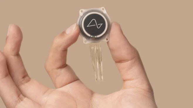 뉴럴링크가 개발한 뇌 이식 칩 [사진=뉴럴링크]