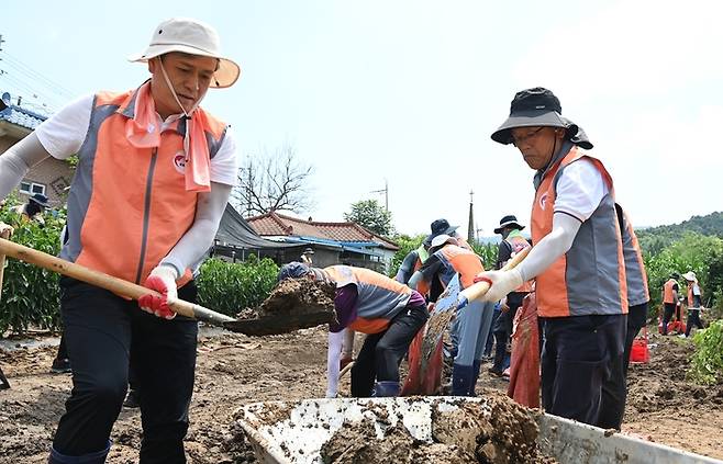 경기도 가평 봉사활동(사진 오른쪽 김동철 한전사장. 최철호 전력노조위원장). [사진제공 = 한국전력]