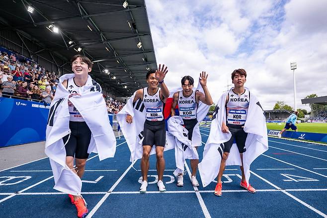 2025 라인·루르 하계 세계대학경기대회(U대회) 육상 남자 400ｍ 계주 결선에서 금메달을 따낸 한국 대표팀 서민준, 나마디 조엘진, 이재성, 김정윤(왼쪽부터). U대회 조직위원회